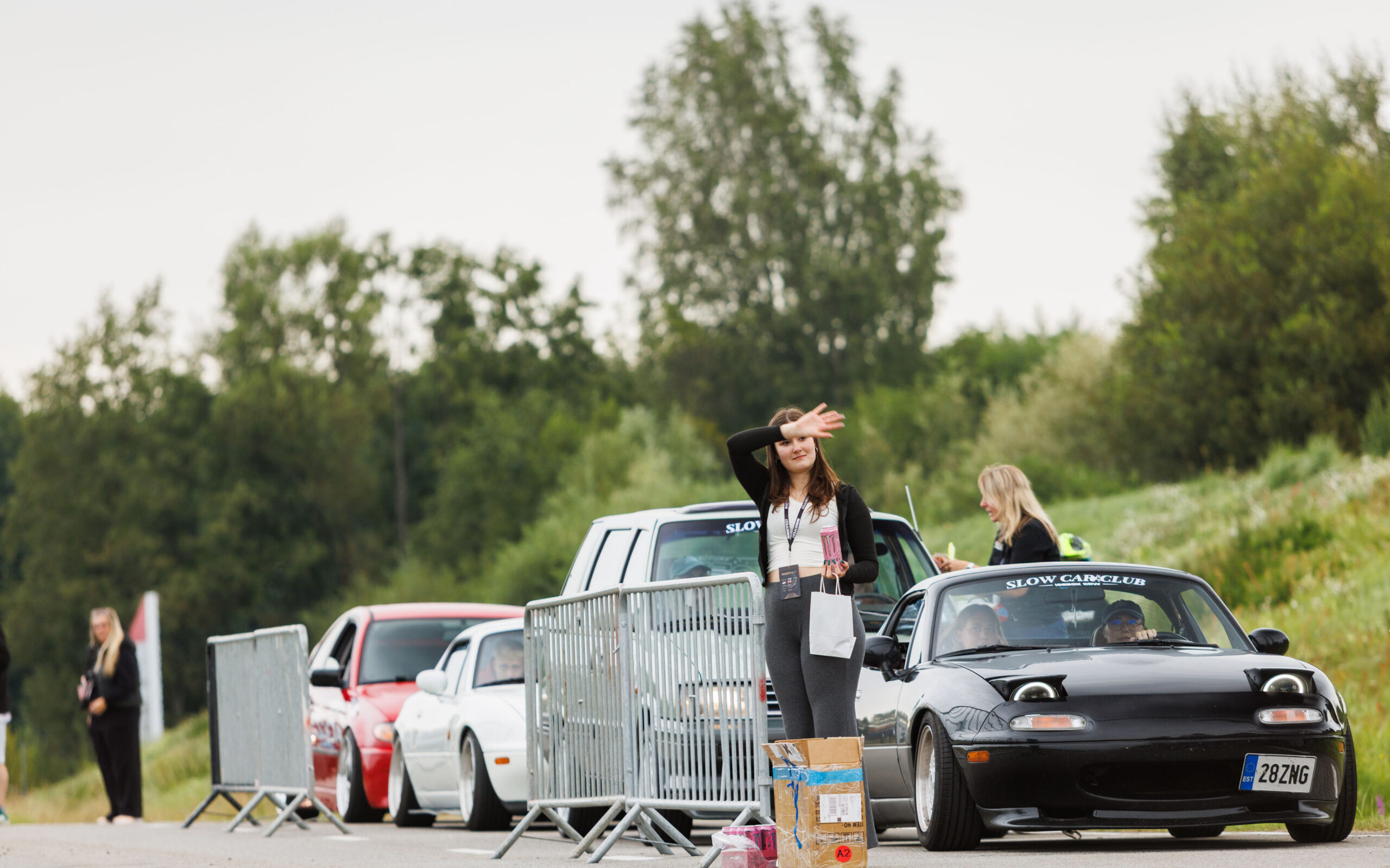 Must Mazda MX-5 Miata ja rivis autod sisenemas piletikontrolli Pärnu Porsche Ringil Augustfest 2026 festivalil