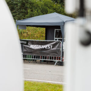 Augustfest piletikontrolli ja sissepääsu telk koos Augustfest bänneriga Pärnu Porsche Ringil festivalil