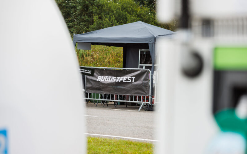 Augustfest piletikontrolli ja sissepääsu telk koos Augustfest bänneriga Pärnu Porsche Ringil festivalil