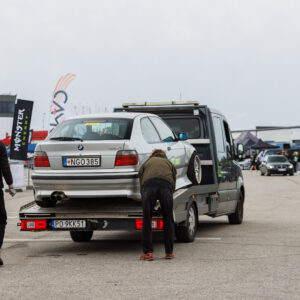 Hõbedane BMW E36 sedaan treileril evakuaatori peal Pärnu Porsche Ringi boksiteel Augustfest 2026 festivalil