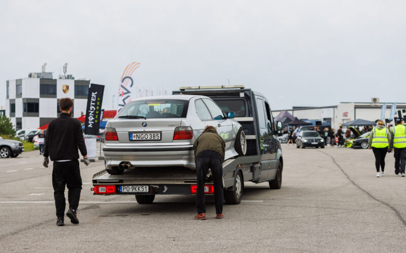 Hõbedane BMW E36 sedaan treileril evakuaatori peal Pärnu Porsche Ringi boksiteel Augustfest 2026 festivalil