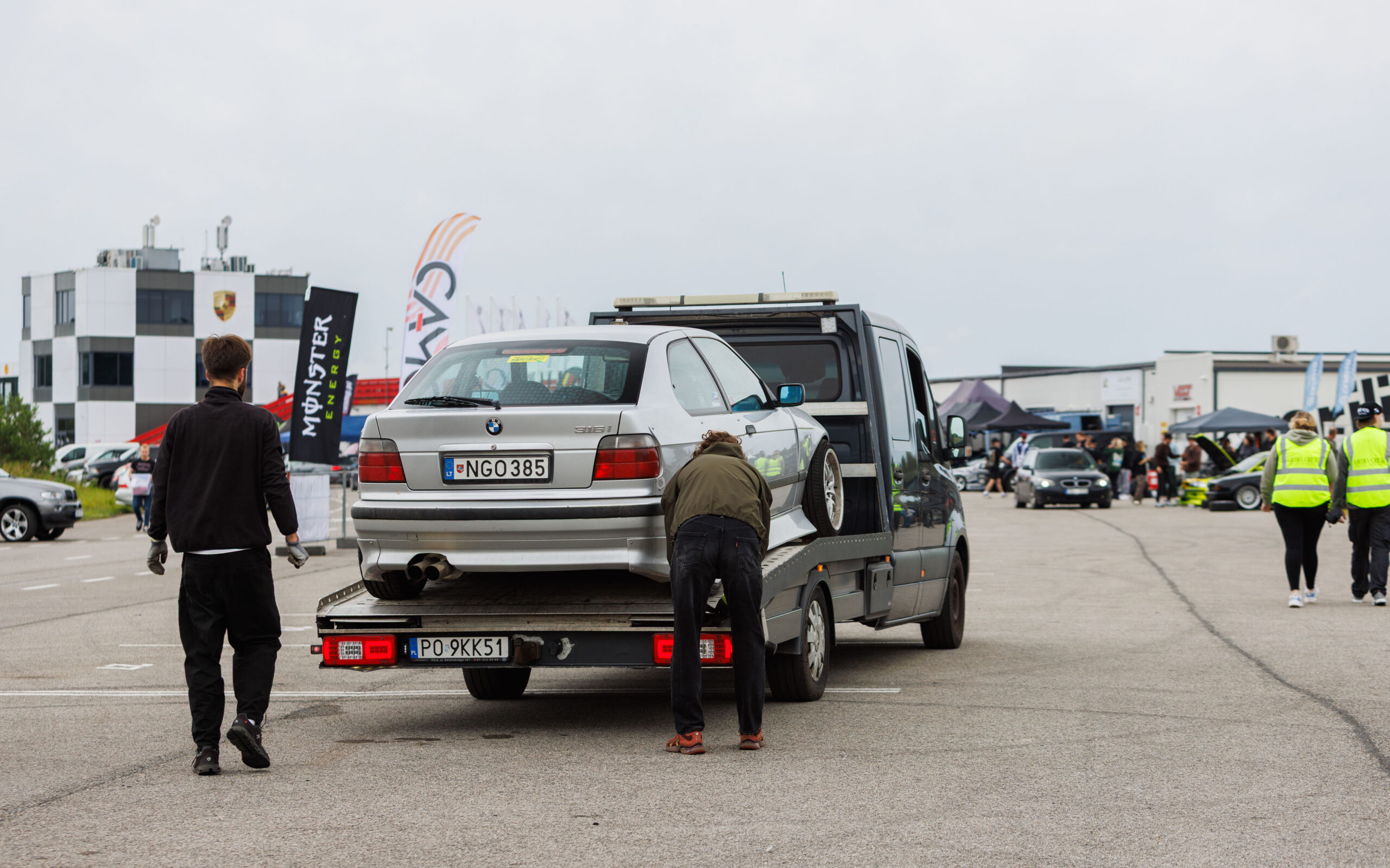 Hõbedane BMW E36 sedaan treileril evakuaatori peal Pärnu Porsche Ringi boksiteel Augustfest 2026 festivalil