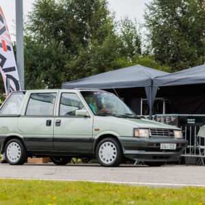 Madaldatud klassikaline helehall Nissan Prairie valgete ketasvelgedega telkide ees Pärnu Porsche Ringil Augustfest 2026 festivalil