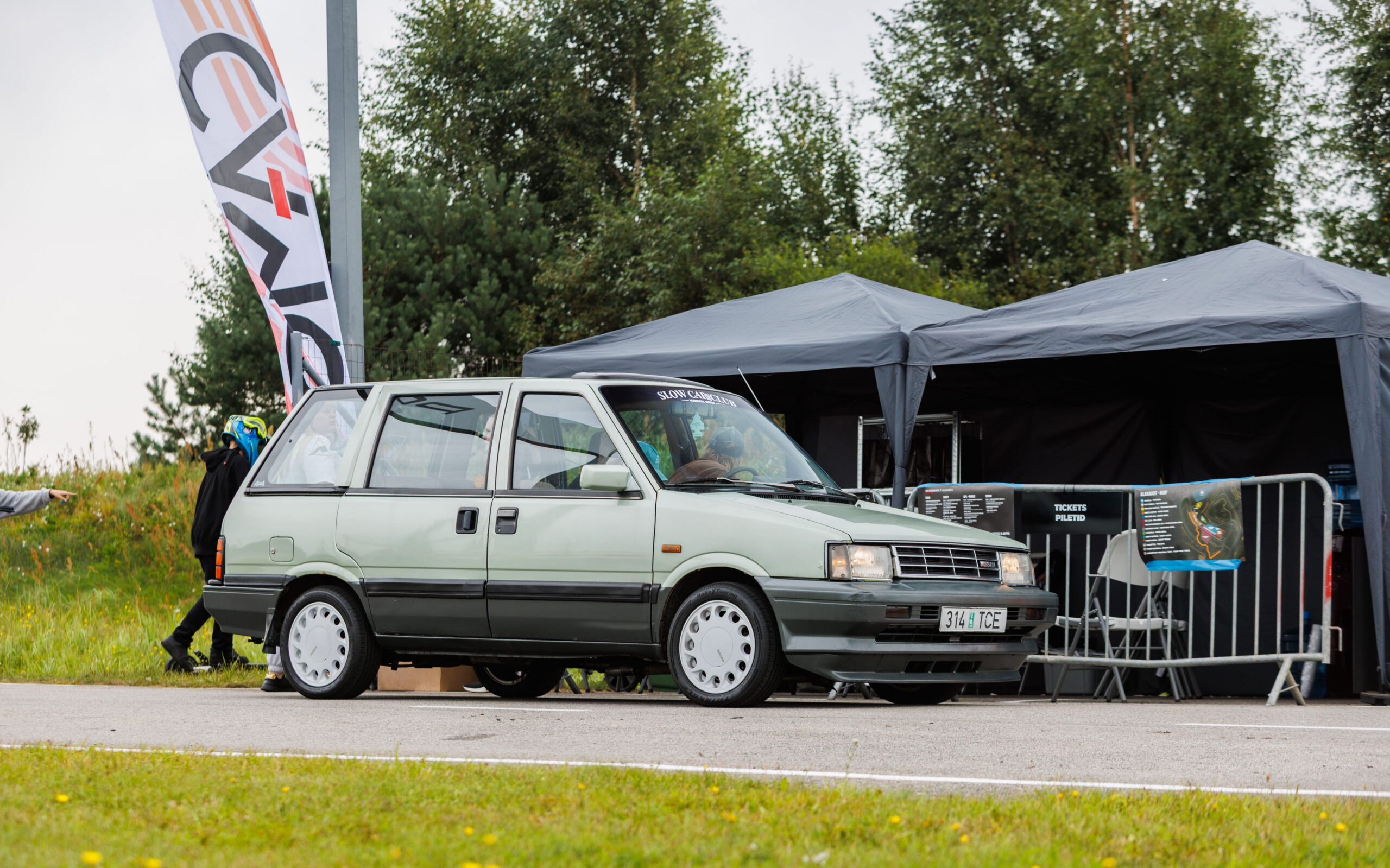 Madaldatud klassikaline helehall Nissan Prairie valgete ketasvelgedega telkide ees Pärnu Porsche Ringil Augustfest 2026 festivalil