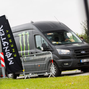 Must Monster Energy logodega Ford Transit kaubik sisenemas rajale Pärnu Porsche Ringil Augustfest 2026 festivalil