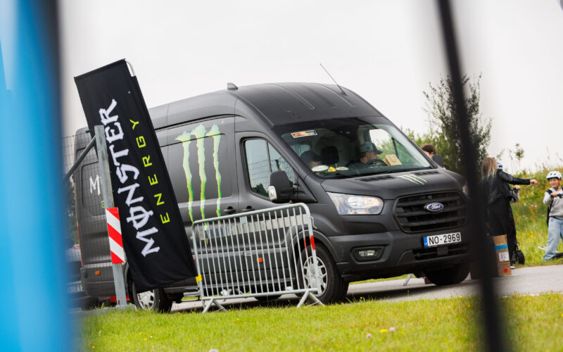Must Monster Energy logodega Ford Transit kaubik sisenemas rajale Pärnu Porsche Ringil Augustfest 2026 festivalil