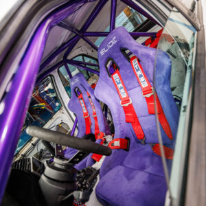 Driftiauto kergendatud salong lilla turvapuuri, violetsete Slide korvistmete ja punaste TRS traksrihmadega Pärnu Porsche Ringil Augustfest 2026 festivalil