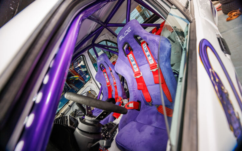 Driftiauto kergendatud salong lilla turvapuuri, violetsete Slide korvistmete ja punaste TRS traksrihmadega Pärnu Porsche Ringil Augustfest 2026 festivalil