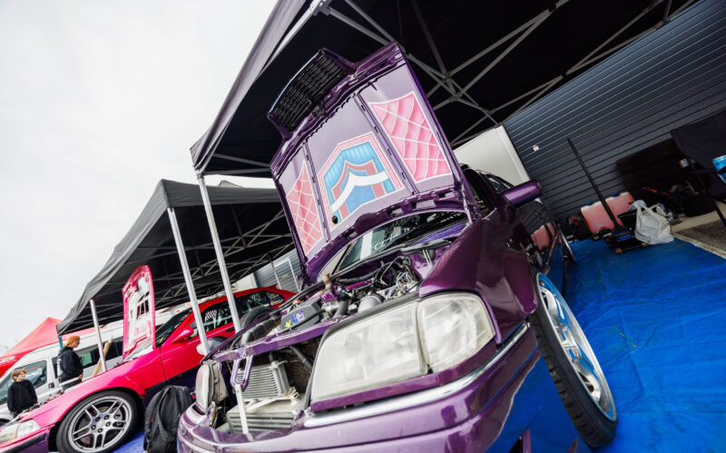 Lilla tuunitud Mercedes-Benz W202 sedaan avatud kapotiga telgi all Pärnu Porsche Ringil Augustfest 2026 festivalil