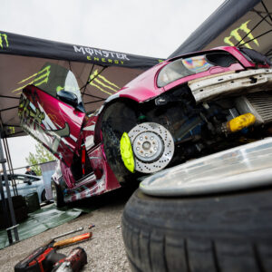 Monster Energy telgi all remonditav roosakaslilla BMW E46 driftiauto perforeeritud piduriketta ja neoonkollase pidurisadulaga Pärnu Porsche Ringil Augustfest 2026 festivalil