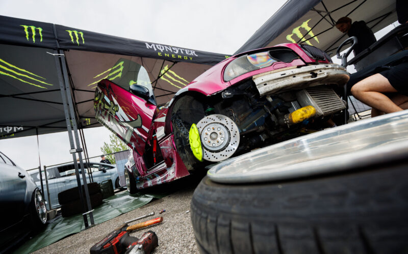Monster Energy telgi all remonditav roosakaslilla BMW E46 driftiauto perforeeritud piduriketta ja neoonkollase pidurisadulaga Pärnu Porsche Ringil Augustfest 2026 festivalil