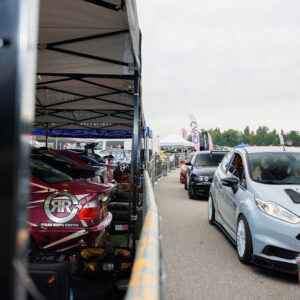 Boksiteel rivis seisvad driftiautod ja tuunitud Ford Fiesta ST ning BMW E36 Pärnu Porsche Ringil Augustfest 2026 festivalil