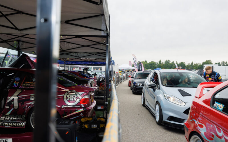 Boksiteel rivis seisvad driftiautod ja tuunitud Ford Fiesta ST ning BMW E36 Pärnu Porsche Ringil Augustfest 2026 festivalil