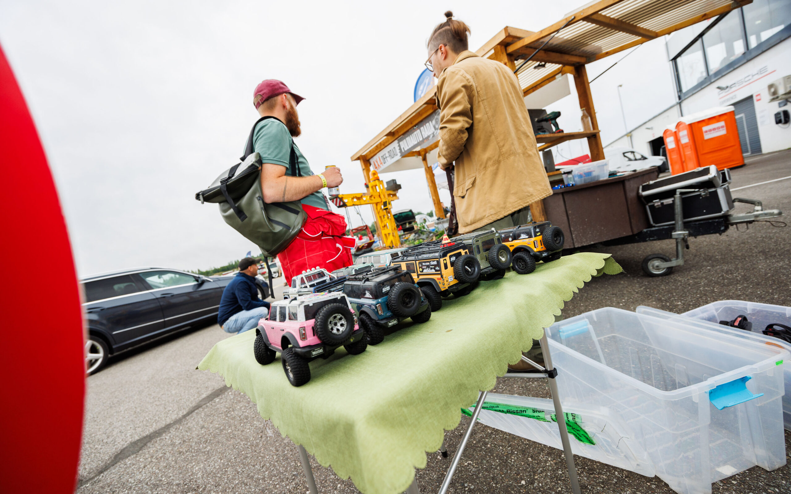 Rida maasturite RC puldiautosid laual ja festivali külastajad Pärnu Porsche Ringil Augustfest 2026 festivalil
