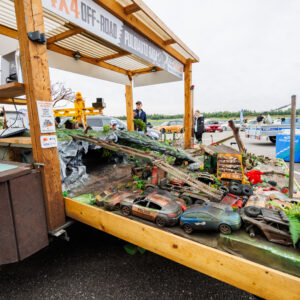 Detailne mudelautode off-road rada ja takistusriba puidust varikatuse all Pärnu Porsche Ringil Augustfest 2026 festivalil