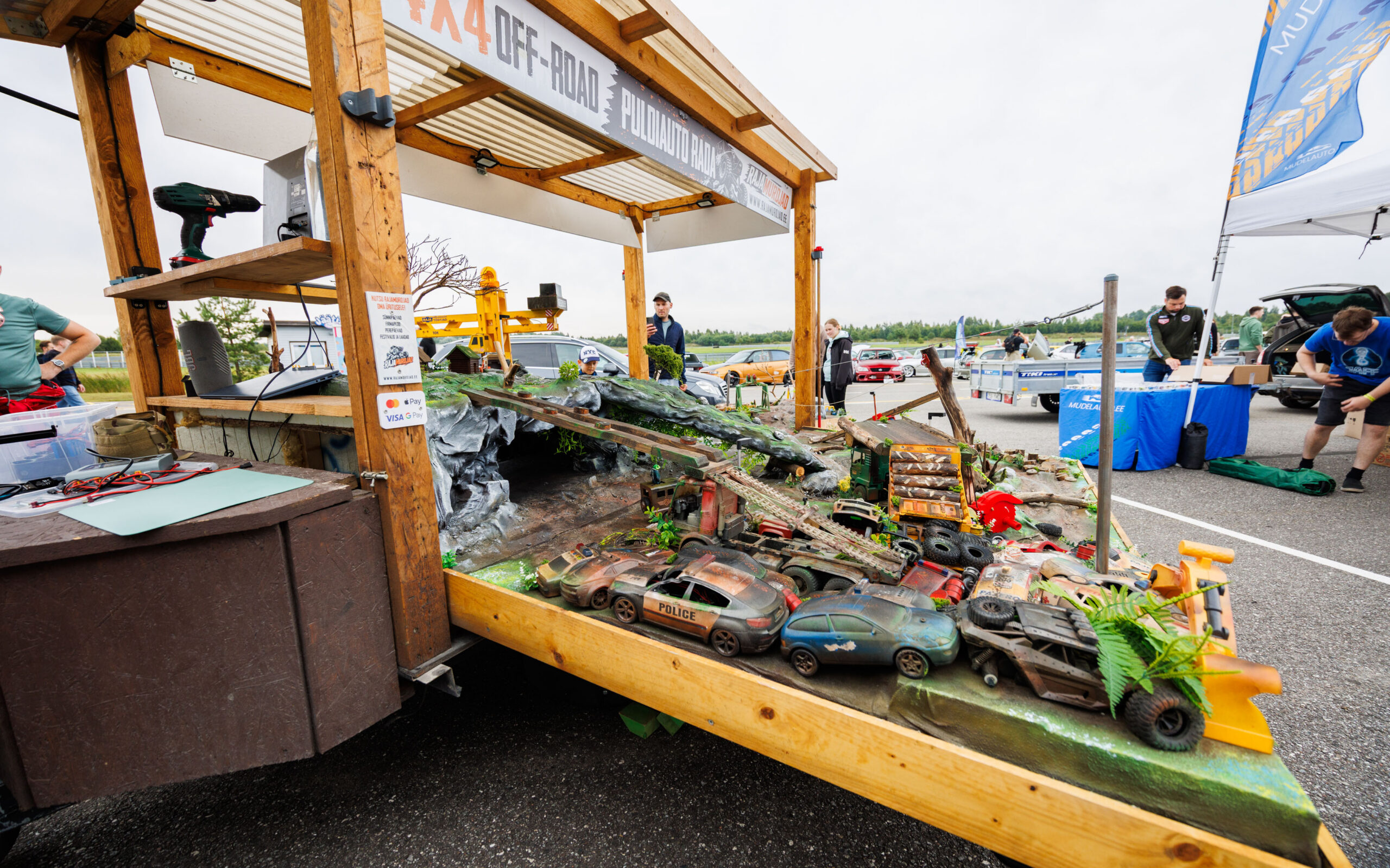 Detailne mudelautode off-road rada ja takistusriba puidust varikatuse all Pärnu Porsche Ringil Augustfest 2026 festivalil