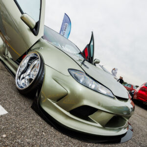 Madaldatud heleroheline Nissan Silvia S15 lahtiste liblikuste ja kroomitud velgedega Pärnu Porsche Ringil Augustfest 2026 festivalil