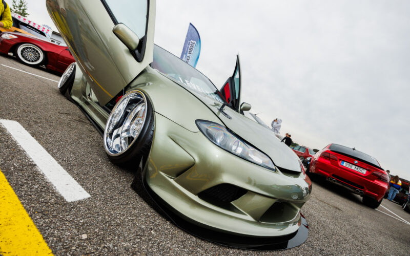 Madaldatud heleroheline Nissan Silvia S15 lahtiste liblikuste ja kroomitud velgedega Pärnu Porsche Ringil Augustfest 2026 festivalil