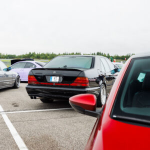 Must madaldatud Mercedes-Benz S-klass W140 sedaan ja hall BMW E34 sedaan Pärnu Porsche Ringil Augustfest 2026 festivalil