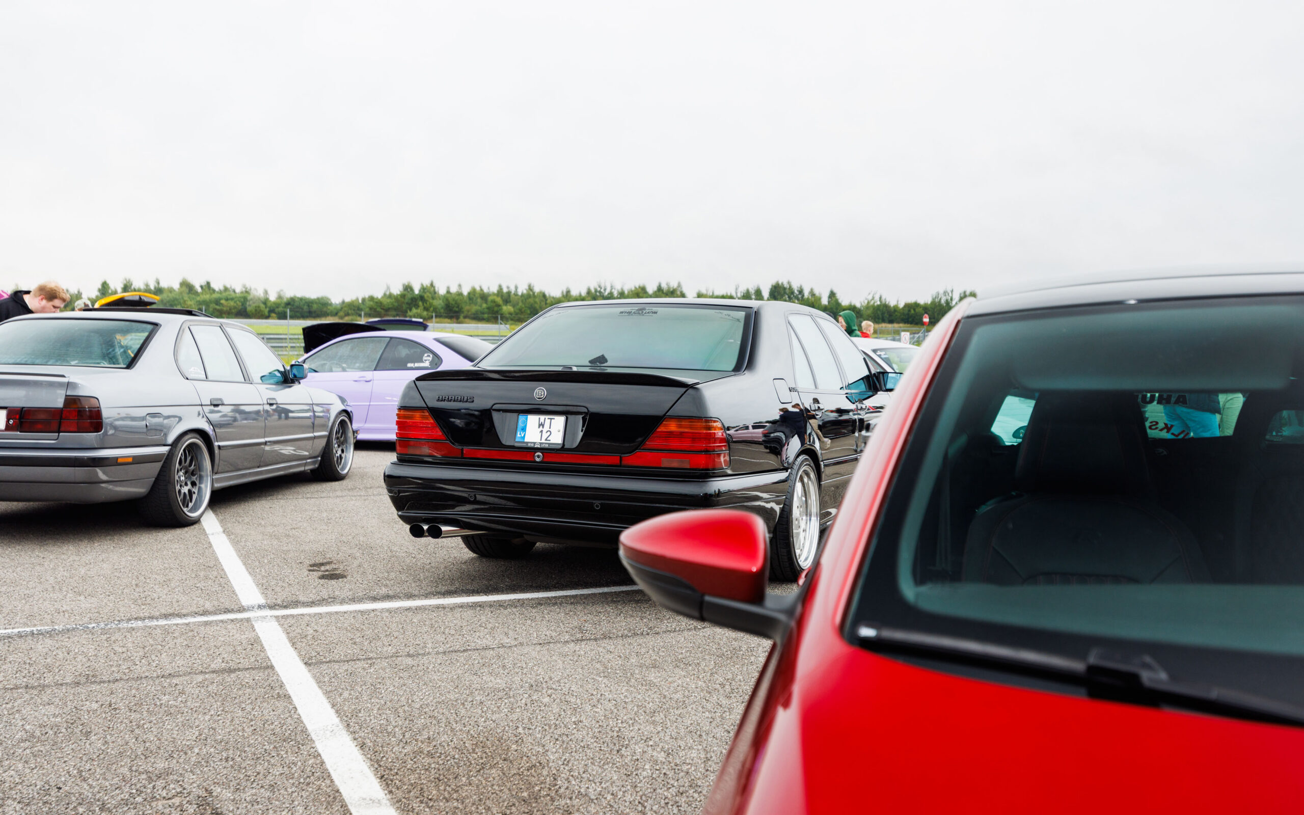 Must madaldatud Mercedes-Benz S-klass W140 sedaan ja hall BMW E34 sedaan Pärnu Porsche Ringil Augustfest 2026 festivalil