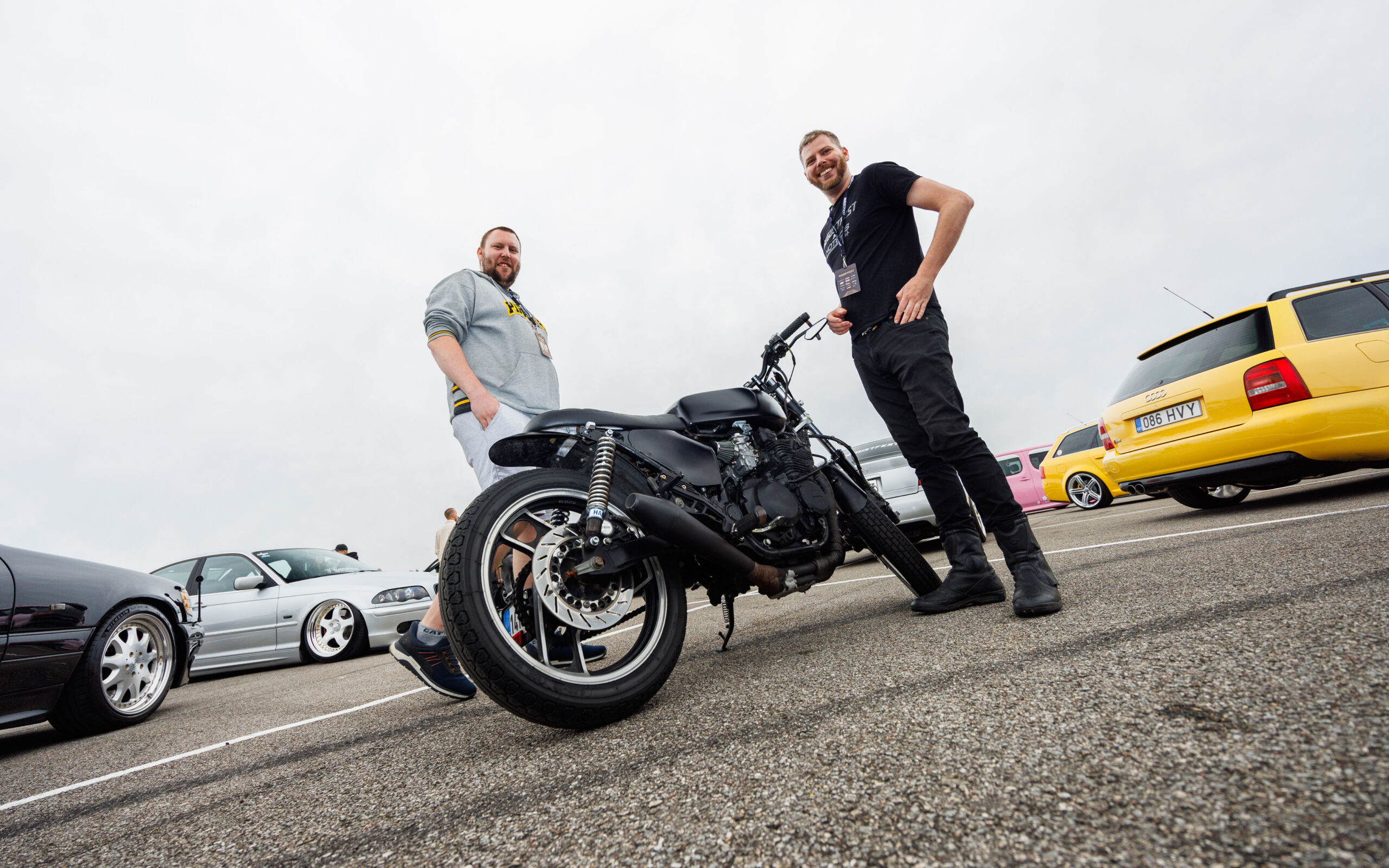 Kaks meest poseerimas custom musta cafe racer mootorratta kõrval Pärnu Porsche Ringil Augustfest 2026 festivalil
