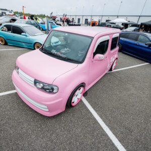 Madaldatud roosa Nissan Cube kohandatud kirsipuu õie stiilis velgedega Pärnu Porsche Ringil Augustfest 2026 festivalil