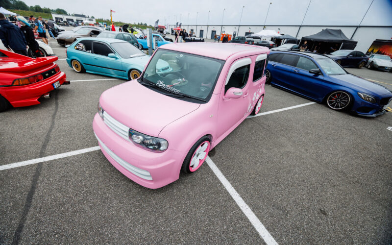 Madaldatud roosa Nissan Cube kohandatud kirsipuu õie stiilis velgedega Pärnu Porsche Ringil Augustfest 2026 festivalil