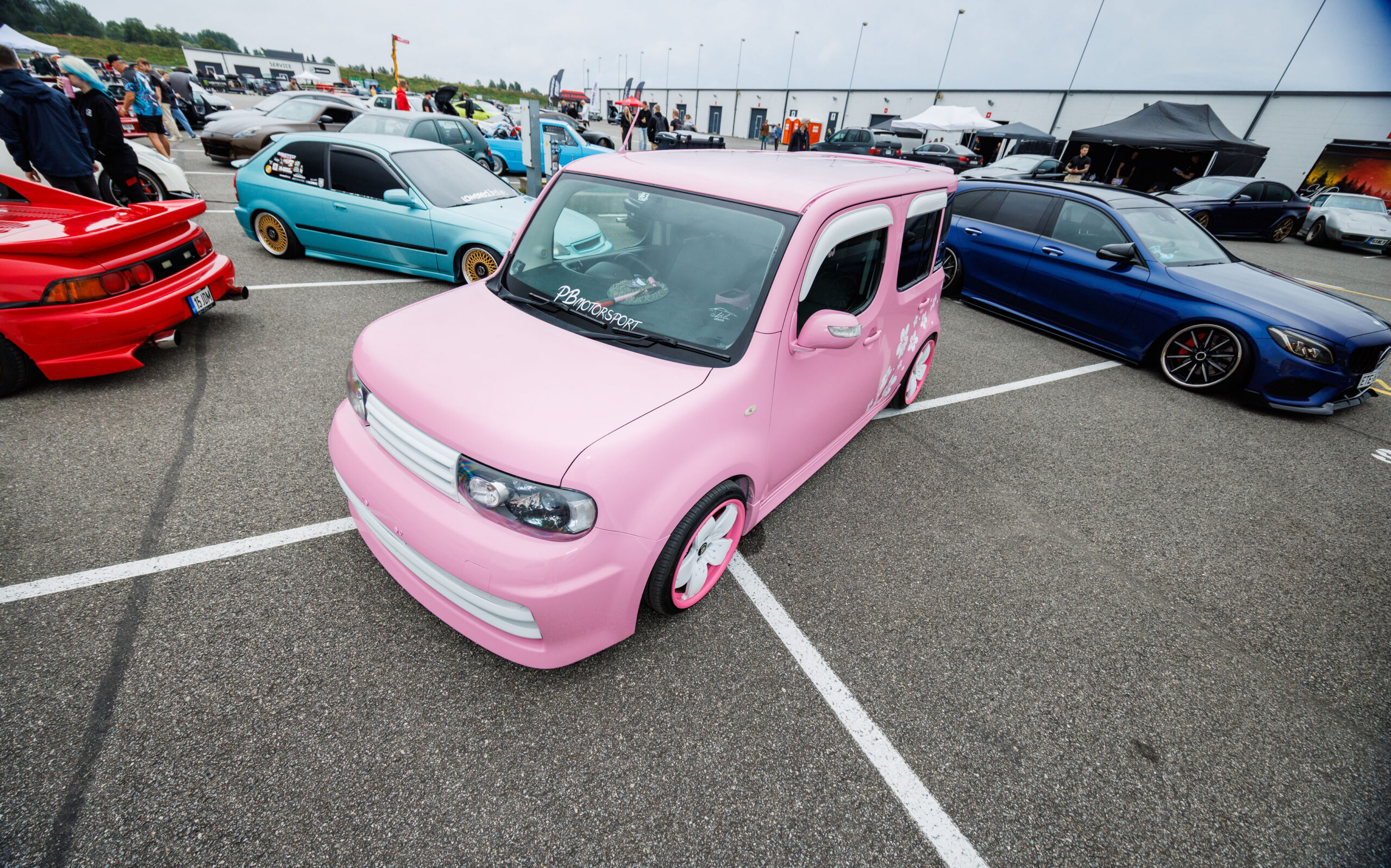 Madaldatud roosa Nissan Cube kohandatud kirsipuu õie stiilis velgedega Pärnu Porsche Ringil Augustfest 2026 festivalil