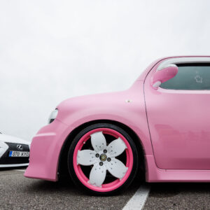 Madaldatud roosa Toyota bB või Daihatsu Materia kirsipuu õie kujuliste valge-roosade velgedega Pärnu Porsche Ringil Augustfest 2026 festivalil