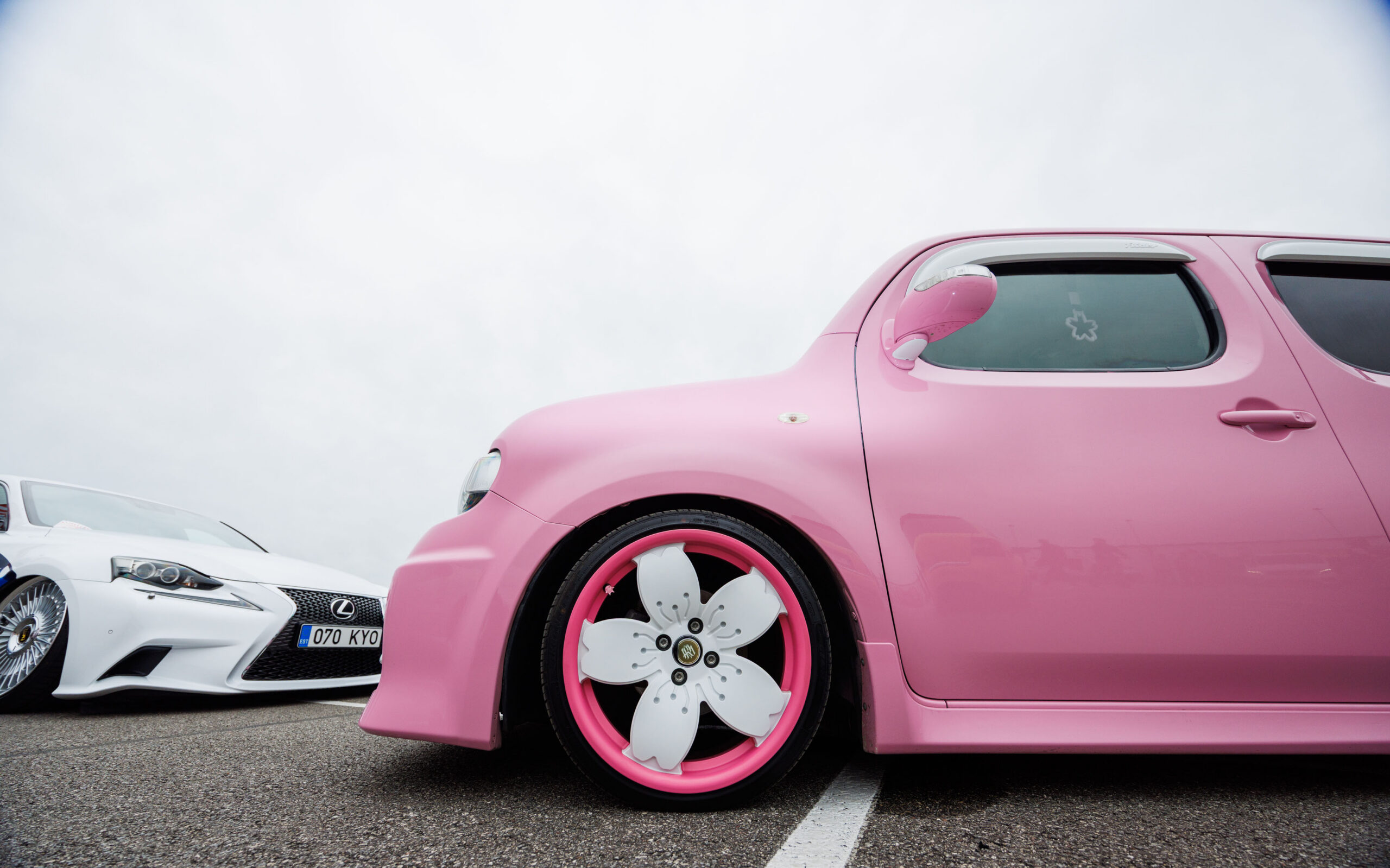 Madaldatud roosa Toyota bB või Daihatsu Materia kirsipuu õie kujuliste valge-roosade velgedega Pärnu Porsche Ringil Augustfest 2026 festivalil