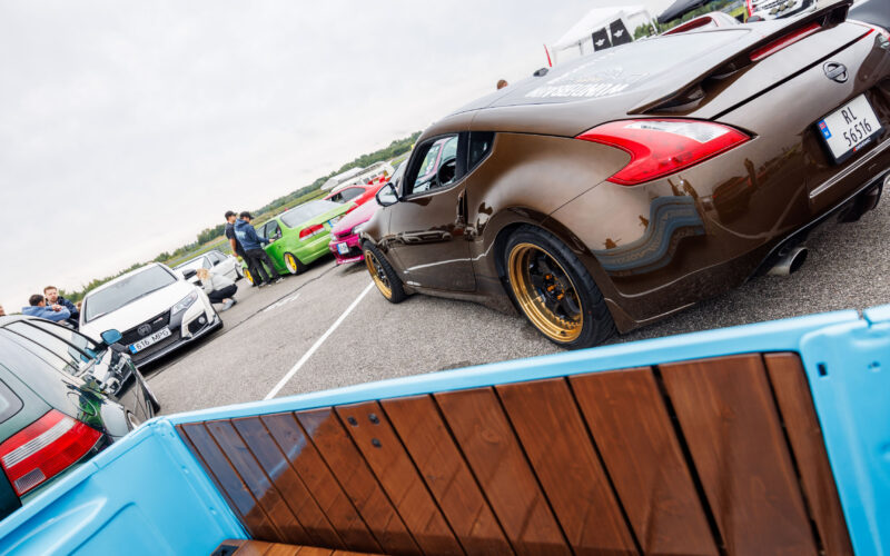 Pronksipruun Nissan 370Z tagavaates kuldse randiga valuvelgedega ja taustal teised tuuningautod Pärnu Porsche Ringil Augustfest 2026 festivalil