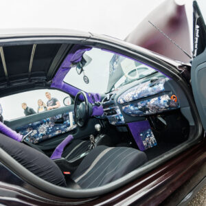 Tuunitud sportauto kohandatud lillades toonides lillelise mustriga salong ja avatud uks Pärnu Porsche Ringil Augustfest 2026 festivalil
