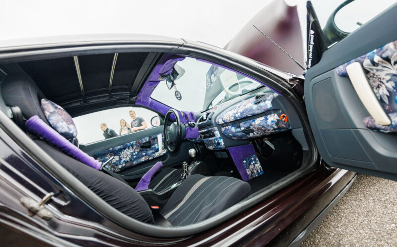 Tuunitud sportauto kohandatud lillades toonides lillelise mustriga salong ja avatud uks Pärnu Porsche Ringil Augustfest 2026 festivalil