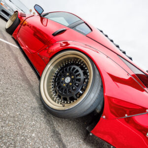Läikivpunane kroomviimistlusega laiendatud tagatiivaga Nissan 350Z mitmeosalise kuldse randiga valuveljega Pärnu Porsche Ringil Augustfest 2026 festivalil