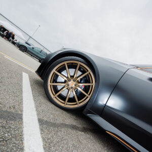 Mattmusta Audi RS sportauto esitiib pronksikarva mitmekodaralise sepistatud valuvelje ja massiivse pidurisüsteemiga Pärnu Porsche Ringil Augustfest 2026 festivalil