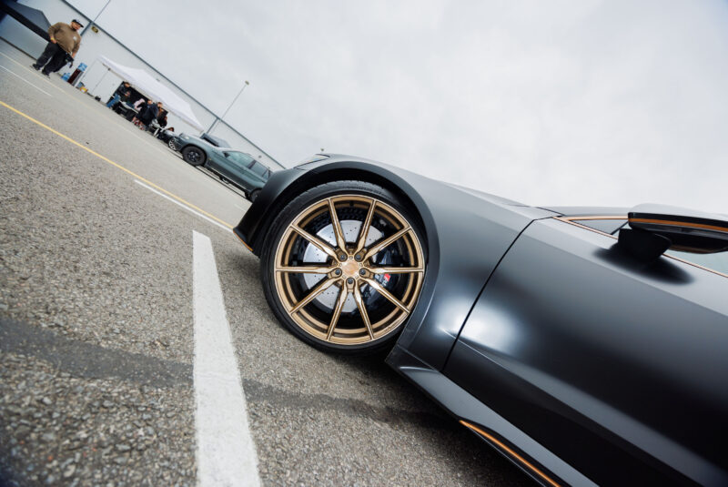 Mattmusta Audi RS sportauto esitiib pronksikarva mitmekodaralise sepistatud valuvelje ja massiivse pidurisüsteemiga Pärnu Porsche Ringil Augustfest 2026 festivalil