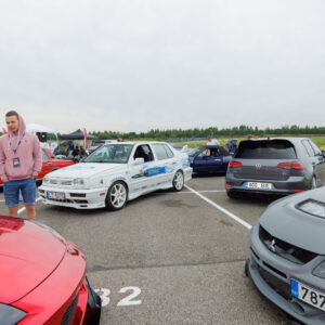 Valge Fast and Furious stiilis Volkswagen Vento, hall Mitsubishi Lancer Evolution ja teised tuuningautod Pärnu Porsche Ringil Augustfest 2026 festivalil