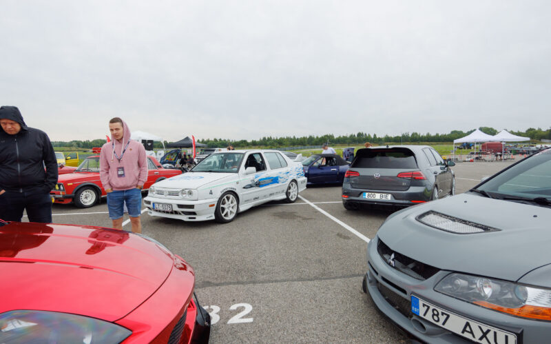 Valge Fast and Furious stiilis Volkswagen Vento, hall Mitsubishi Lancer Evolution ja teised tuuningautod Pärnu Porsche Ringil Augustfest 2026 festivalil