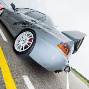 Halli Mitsubishi Lancer Evolution sportauto taganurk valgete Fondmetal valuvelgede ja suure tagatiivaga Pärnu Porsche Ringil Augustfest 2026 festivalil