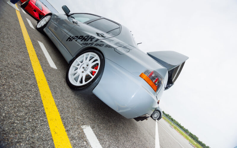 Halli Mitsubishi Lancer Evolution sportauto taganurk valgete Fondmetal valuvelgede ja suure tagatiivaga Pärnu Porsche Ringil Augustfest 2026 festivalil