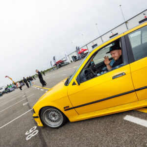 Madaldatud erekollane BMW E36 sedaan juht rooli taga lehvitamas Pärnu Porsche Ringil Augustfest 2026 festivalil