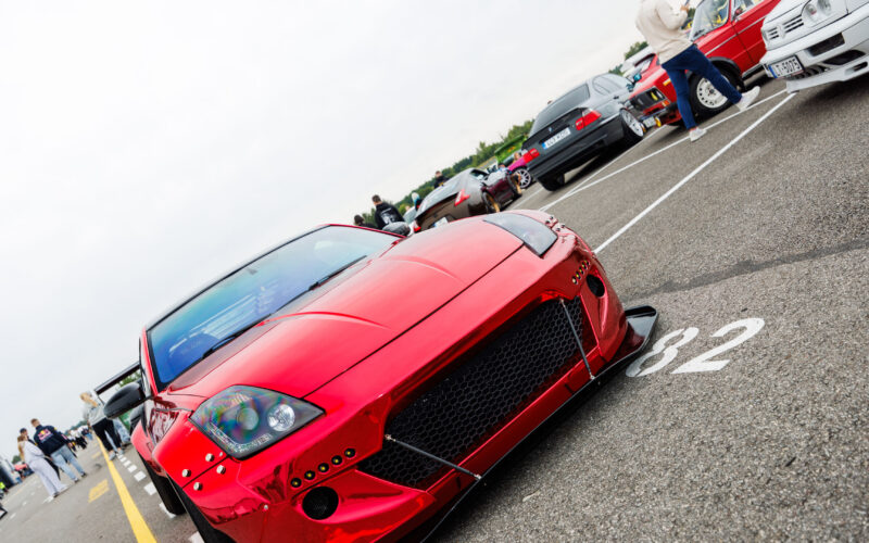 Läikivpunane kroomviimistlusega laiendatud kerega Nissan 350Z sportauto Pärnu Porsche Ringil Augustfest 2026 festivalil