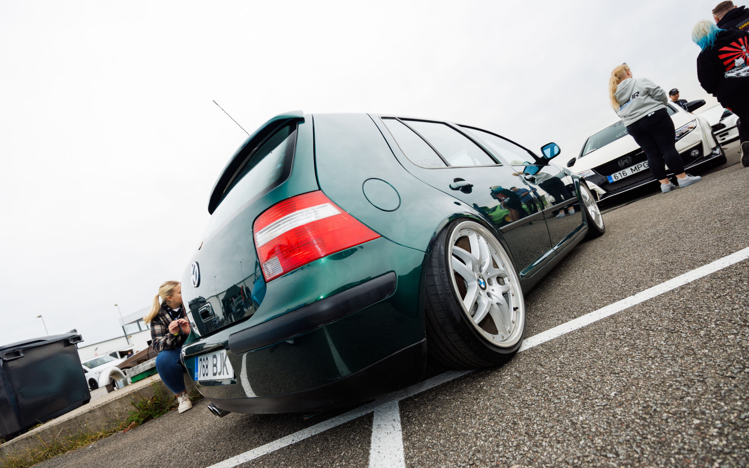 Sügavroheline madaldatud Volkswagen Golf MK4 BMW stiilis valuvelgedega ja negatiivse külgkaldega Pärnu Porsche Ringil Augustfest 2026 festivalil