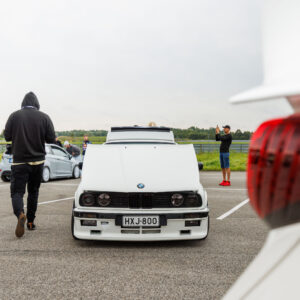 Madaldatud valge BMW E30 avatud kapoti ja Soome numbrimärgiga Pärnu Porsche Ringil Augustfest 2026 festivalil
