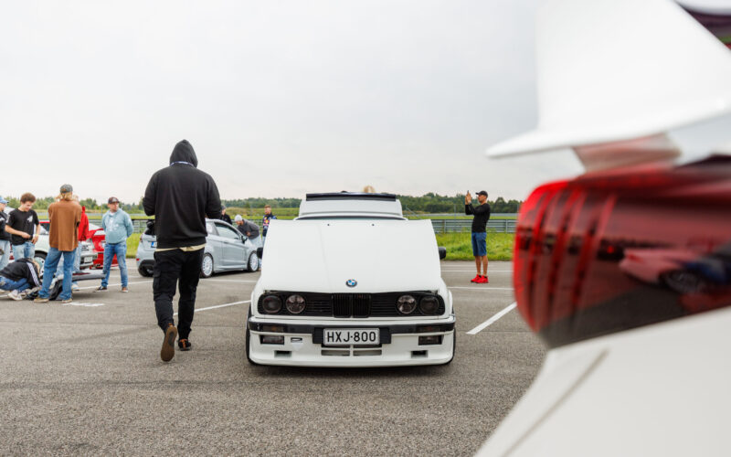 Madaldatud valge BMW E30 avatud kapoti ja Soome numbrimärgiga Pärnu Porsche Ringil Augustfest 2026 festivalil