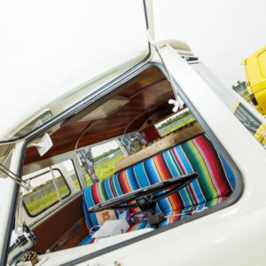 Klassikalise valge Volkswagen T1 bussi lahtikäiv esiklaas Safari aken ja retro stiilis kabiin Pärnu Porsche Ringil Augustfest 2026 festivalil