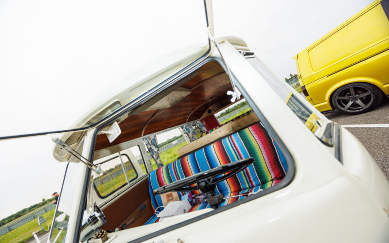 Klassikalise valge Volkswagen T1 bussi lahtikäiv esiklaas Safari aken ja retro stiilis kabiin Pärnu Porsche Ringil Augustfest 2026 festivalil