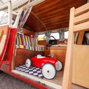 Klassikalise Volkswagen T1 matkabussi puidust interjöör retro detailide ja punase mänguautoga Pärnu Porsche Ringil Augustfest 2026 festivalil