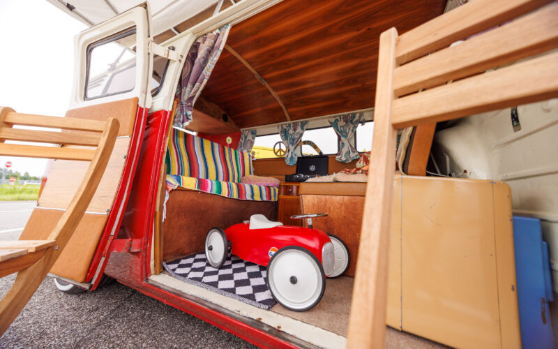 Klassikalise Volkswagen T1 matkabussi puidust interjöör retro detailide ja punase mänguautoga Pärnu Porsche Ringil Augustfest 2026 festivalil