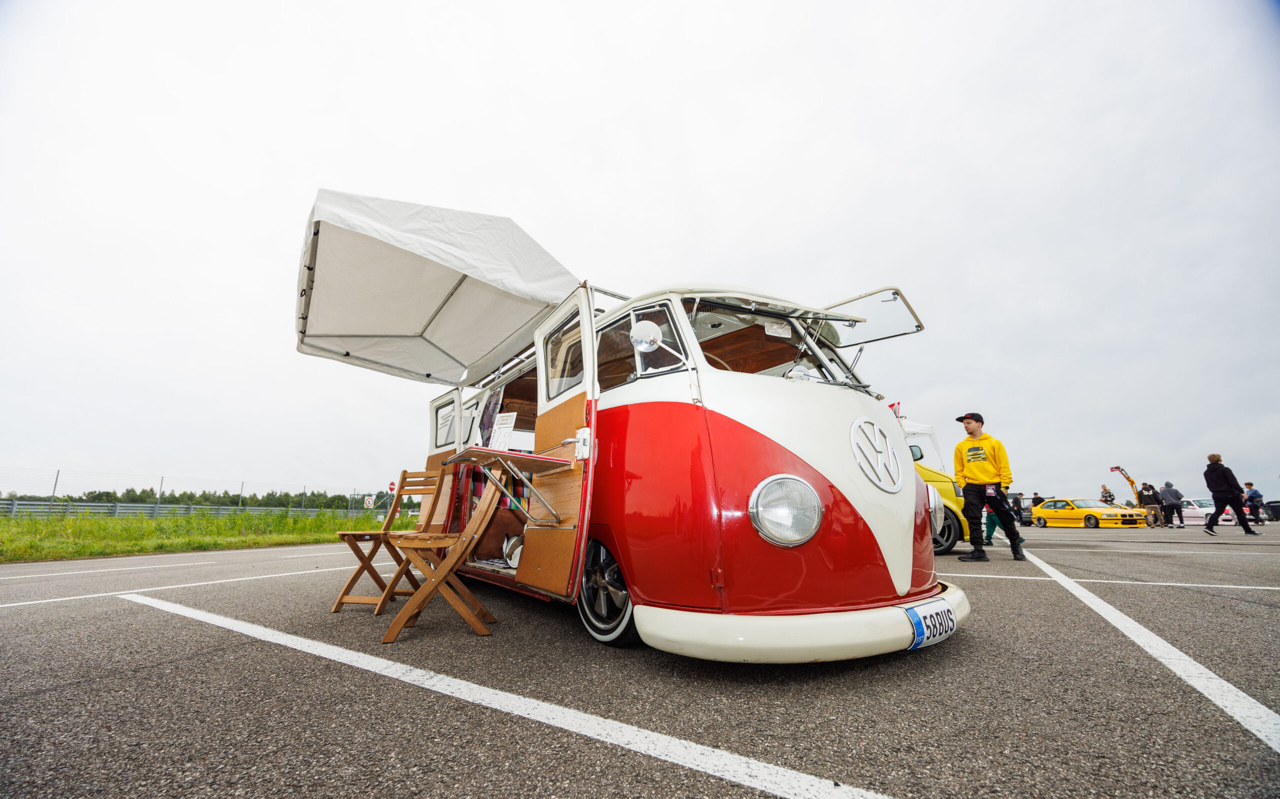 Madaldatud punane-valge klassikaline Volkswagen T1 matkabuss avatud varikatuse ja küljeustega Pärnu Porsche Ringil Augustfest 2026 festivalil